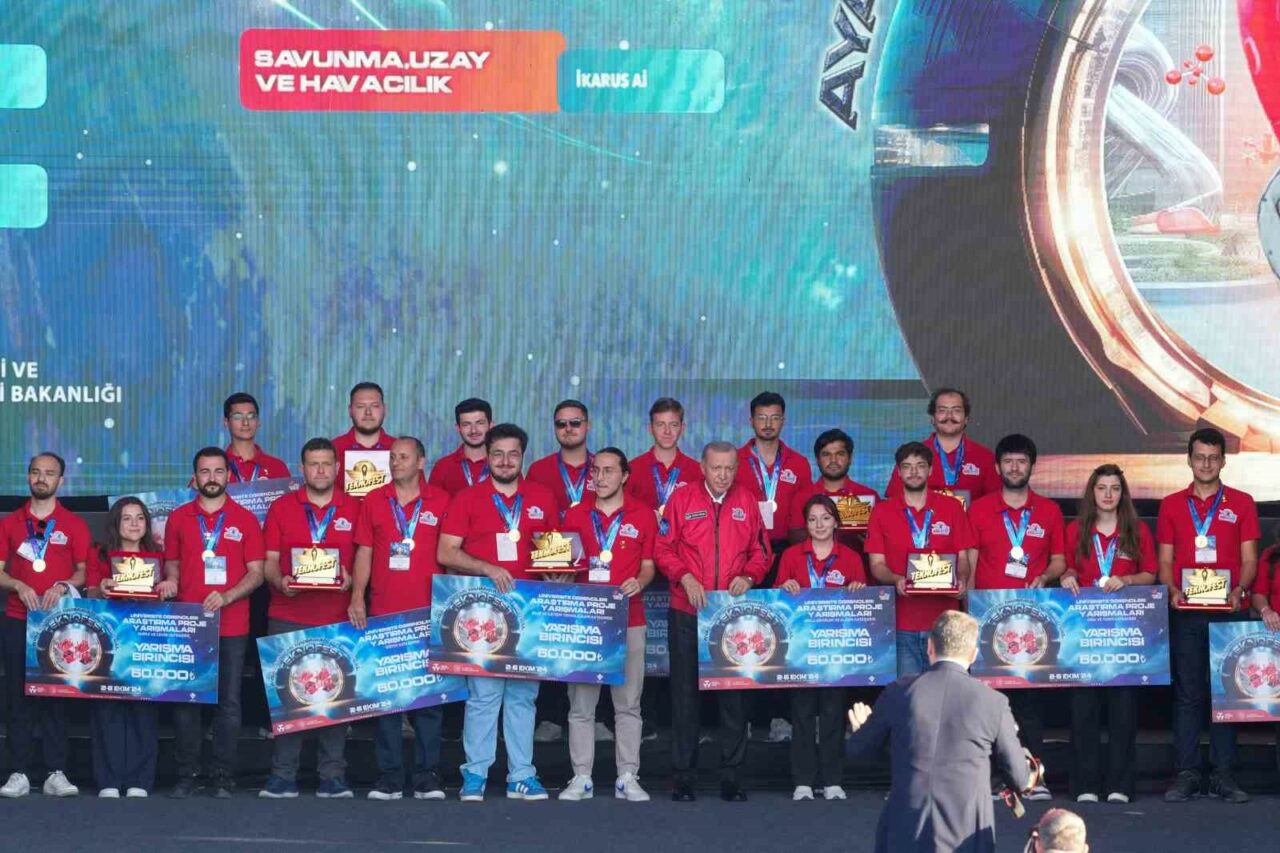BTÜ ANTARES TAKIMI BİRİNCİLİK ÖDÜLÜNÜ CUMHURBAŞKANI ERDOĞAN’IN ELİNDEN ADI. BTÜ