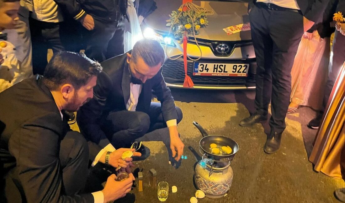 Damada sürpriz yumurta pişirtip halatla araba çektirdiler BURSA'DA BİR ARKADAŞ GRUBU, DAMAT OLAN ARKADAŞLARINA ÖNCE YUMURTA PİŞİRTTİ.