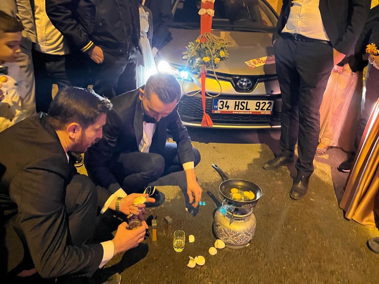 BURSA'DA BİR ARKADAŞ GRUBU, DAMAT OLAN ARKADAŞLARINA ÖNCE YUMURTA PİŞİRTTİ.