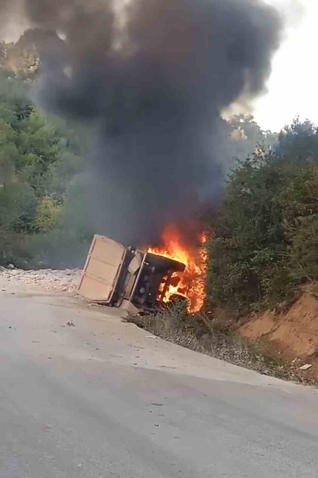 BURSA’DA SÜRÜCÜSÜNÜN KONTROLÜNDEN ÇIKAN KAMYON DEVRİLDİ VE YANDI
