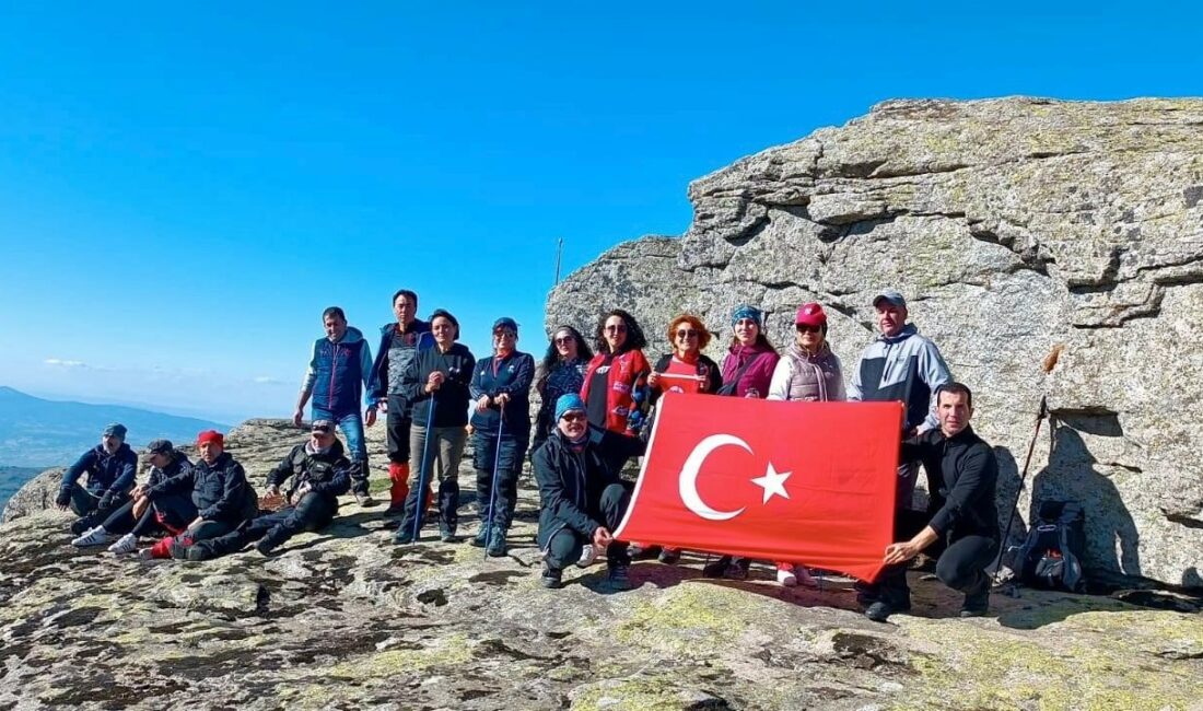 Doğaseverler cumhuriyeti zirvede kutladı DOĞASEVERLER CUMHURİYETİ ZİRVEDE KUTLADI.