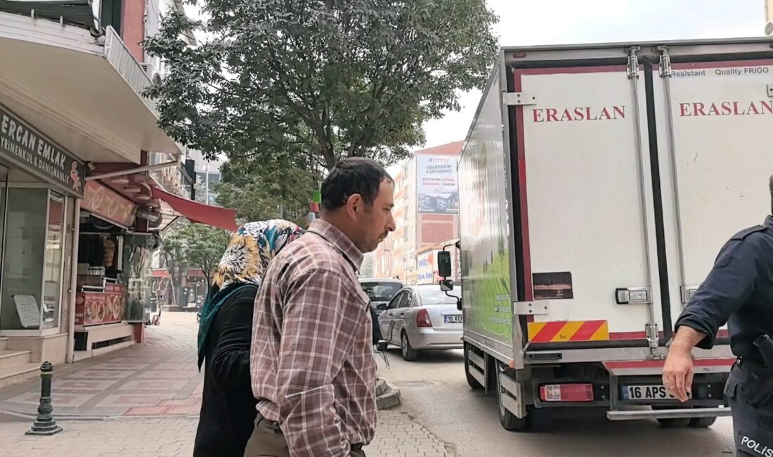 Dolandırıcıların tuzağına düştü, polis ekiplerince kurtarıldı BURSA'NIN İNEGÖL İLÇESİNDE DOLANDIRICILARIN AĞINA DÜŞEN ADAM, DAHA ÇOK PARASINI