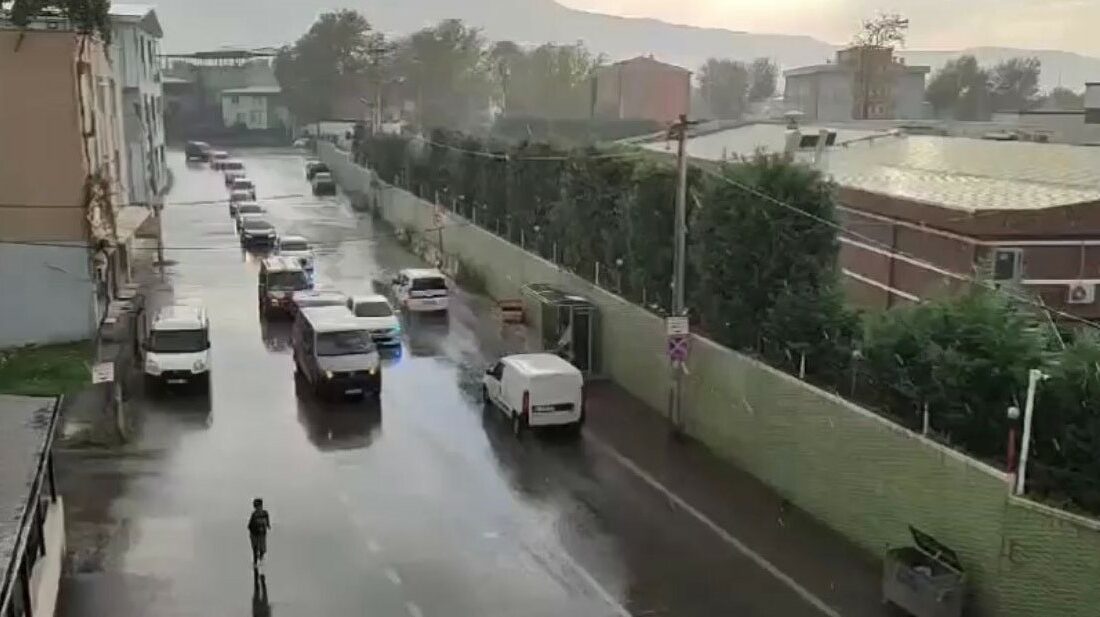 Düğün konvoyu ile çevreyi rahatsız eden araç sahibine ceza BURSA'DA BİR DÜĞÜN KONVOYUNDA ABARTI EGZOZLA ÇEVREYİ RAHATSIZ EDEN SÜRÜCÜ