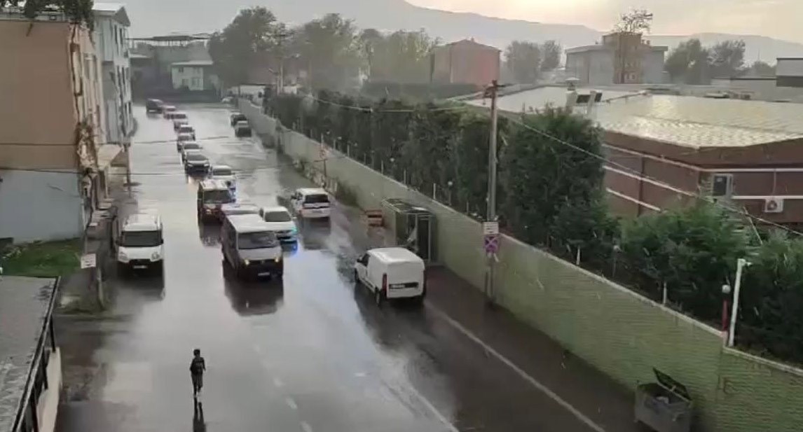 BURSA'DA BİR DÜĞÜN KONVOYUNDA ABARTI EGZOZLA ÇEVREYİ RAHATSIZ EDEN SÜRÜCÜ