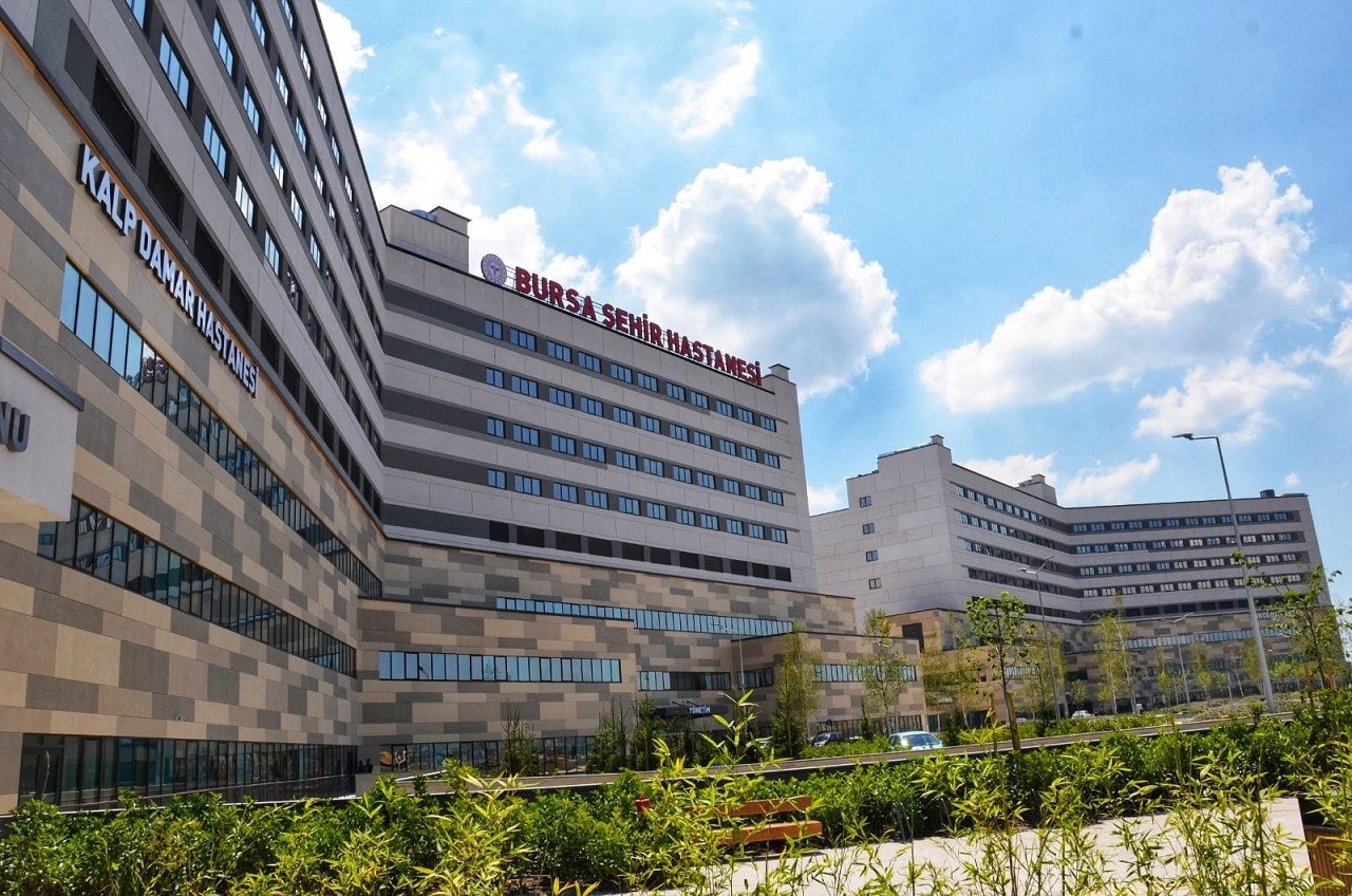BURSA ŞEHİR HASTANESİ’NDE GÖREVLİ ENFEKSİYON HASTALIKLARI UZMANI DR. GÜLAY ÇEKİÇ