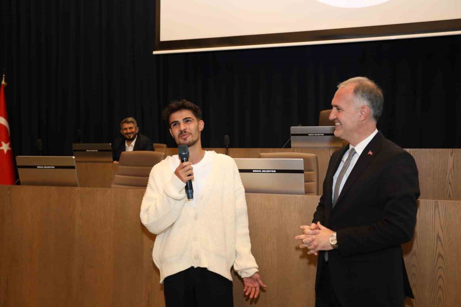 İNEGÖL’DE MOTOSİKLETİYLE KIRMIZI IŞIKTA BEKLERKEN ELİNDEKİ ÇÖPÜ YERE ATMAYARAK CEBİNE