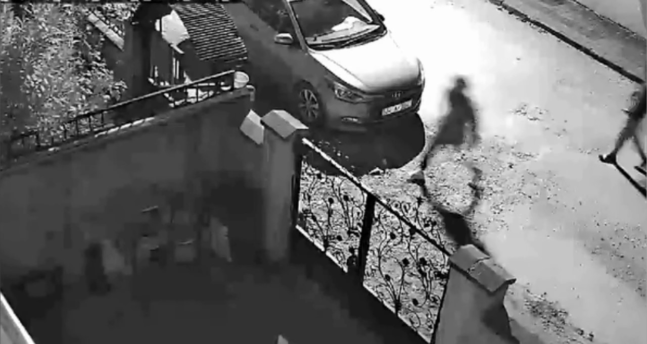 BURSA'NIN İNEGÖL İLÇESİNDE EVİN BAHÇESİNDEN BİSİKLET ÇALAN ŞÜPHELİ KAMERAYA YAKALANDI.