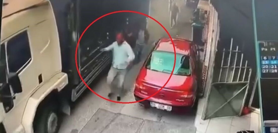 Faciadan dönülen o anlar kamerada BURSA'DA EL FRENİ ÇEKİLMEYEN KAMYON HAREKET ETMEYE BAŞLADI. DURUMU GÖREN