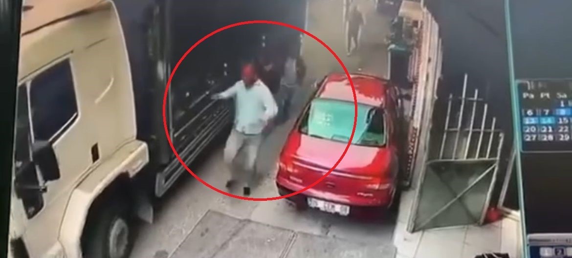 BURSA'DA EL FRENİ ÇEKİLMEYEN KAMYON HAREKET ETMEYE BAŞLADI. DURUMU GÖREN