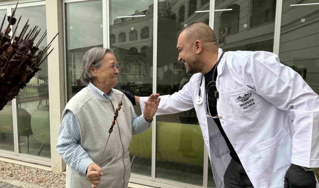 Fenomen ciğerci yaşlıları unutmadı BURSALI İŞLETMECİ YAŞLILAR GÜNÜNDE HUZUREVİ SAKİNLERİNE CİĞER KEBAP ZİYAFETİ VERDİ.