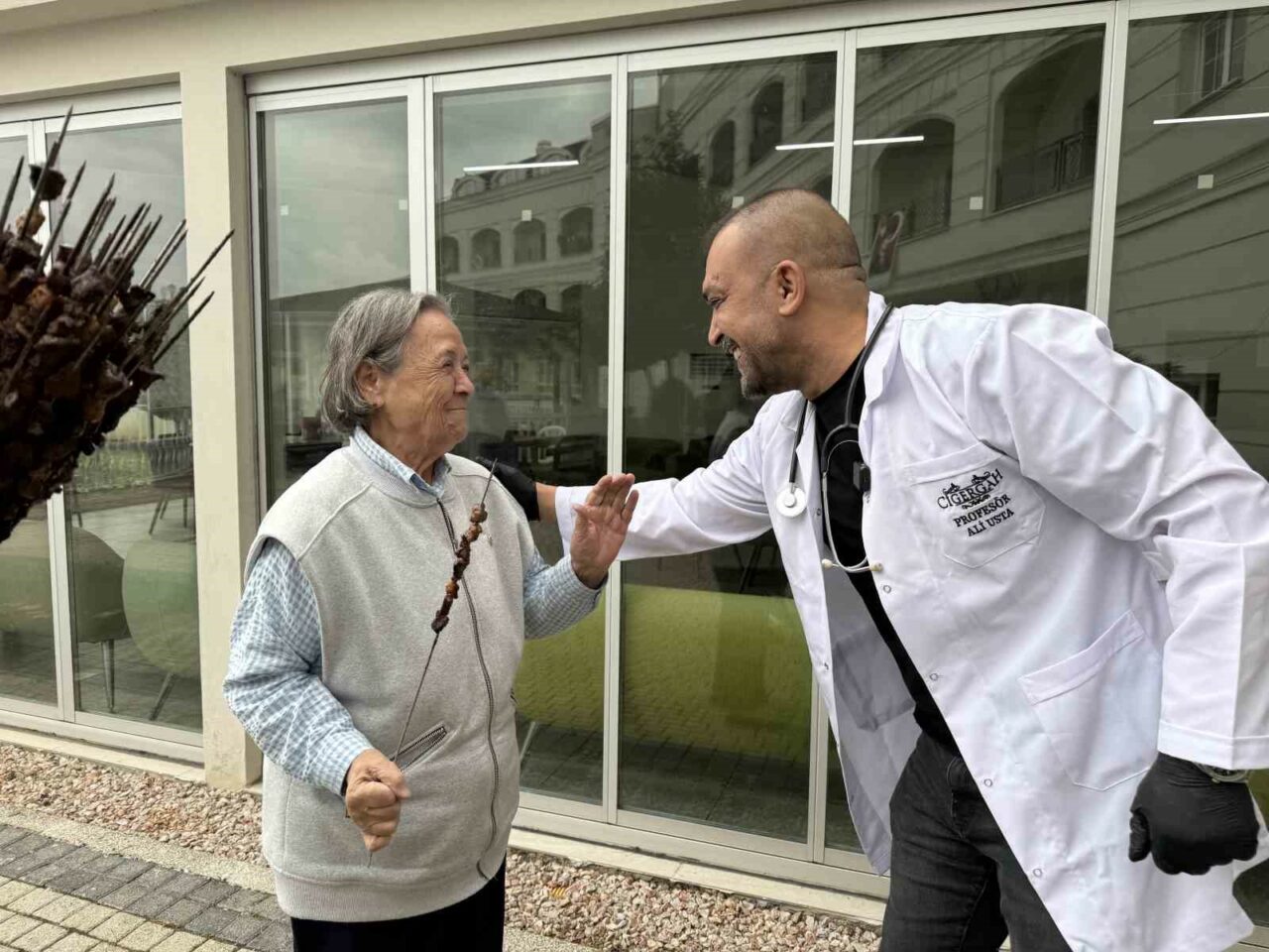 BURSALI İŞLETMECİ YAŞLILAR GÜNÜNDE HUZUREVİ SAKİNLERİNE CİĞER KEBAP ZİYAFETİ VERDİ.