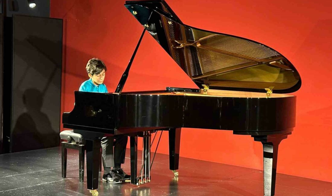 Genç piyanist Ali Keskin yeteneğiyle alkışları topladı GENÇ YETENEK ALİ KESKİN, NİLÜFER BELEDİYESİ’NİN “MEM GENÇ SAHNE” PROGRAMI