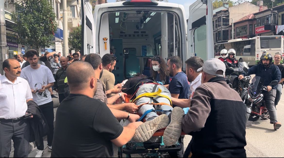 BURSA’DA 25 YAŞINDAKİ BİR GENÇ, ARKADAŞI İLE BİRLİKTE CADDEDE YÜRÜDÜĞÜ