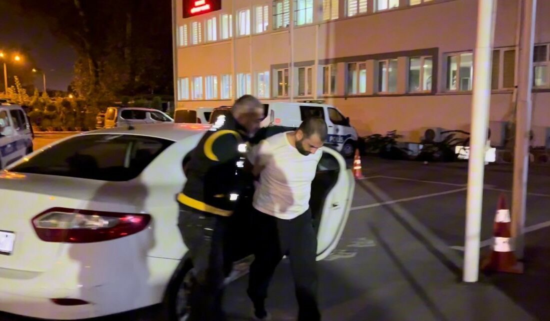 BURSA’DA 25 YAŞINDAKİ BİR GENÇ, ARKADAŞI İLE BİRLİKTE CADDEDE YÜRÜDÜĞÜ