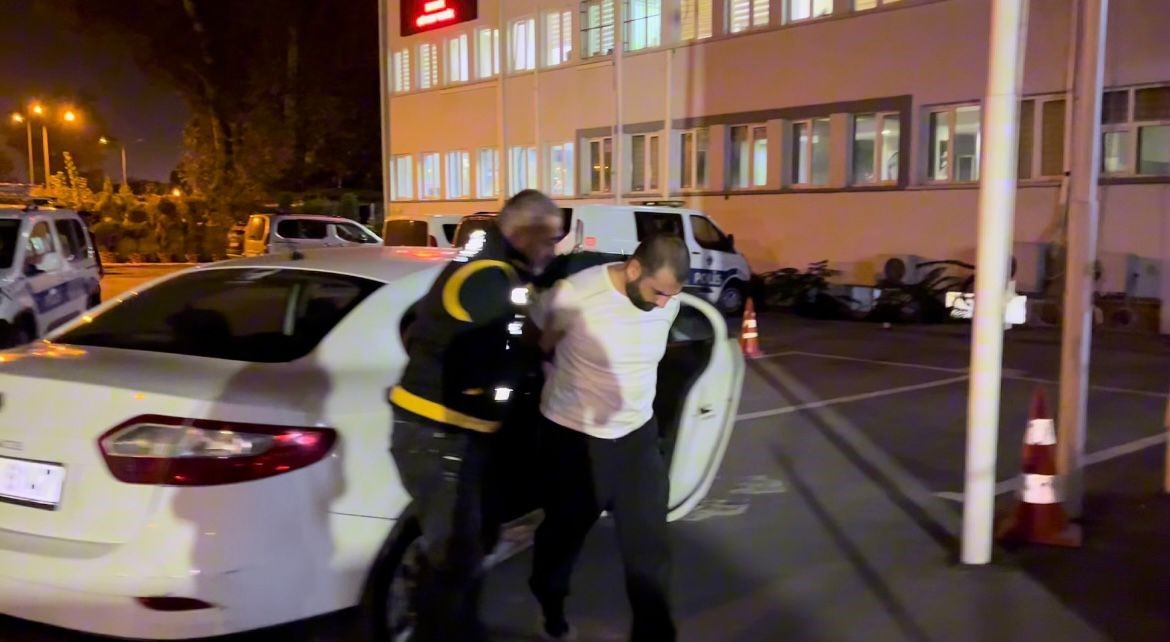 BURSA’DA 25 YAŞINDAKİ BİR GENÇ, ARKADAŞI İLE BİRLİKTE CADDEDE YÜRÜDÜĞÜ