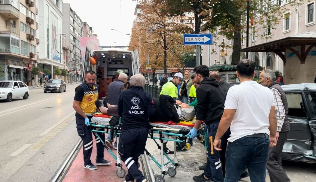 Hafif ticari araç otomobille çarpıştı: 2 yaralı HAFİF TİCARİ ARAÇ OTOMOBİLLE ÇARPIŞTI : 2 YARALI