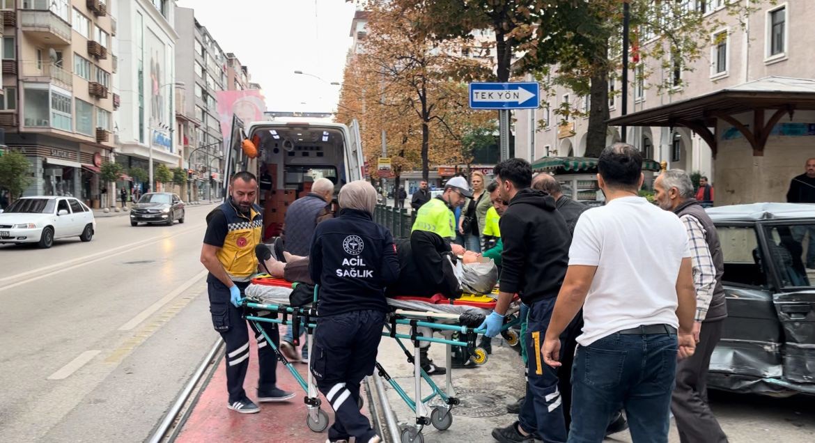 HAFİF TİCARİ ARAÇ OTOMOBİLLE ÇARPIŞTI : 2 YARALI