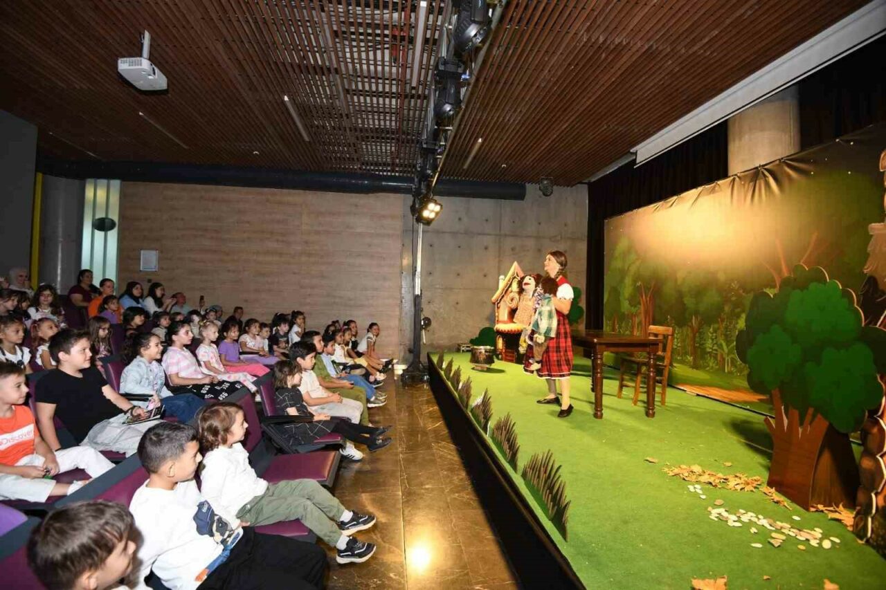 OSMANGAZİ BELEDİYESİ TARAFINDAN ÇOCUKLARA TİYATRO İZLEME ALIŞKANLIĞI KAZANDIRMA AMACIYLA HAYATA