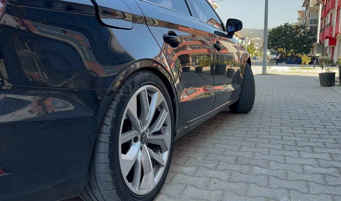 BURSA'NIN İZNİK İLÇESİNDE BİR VATANDAŞ, YENİ ALDIĞI MİLYONLUK ARACINA HAVA