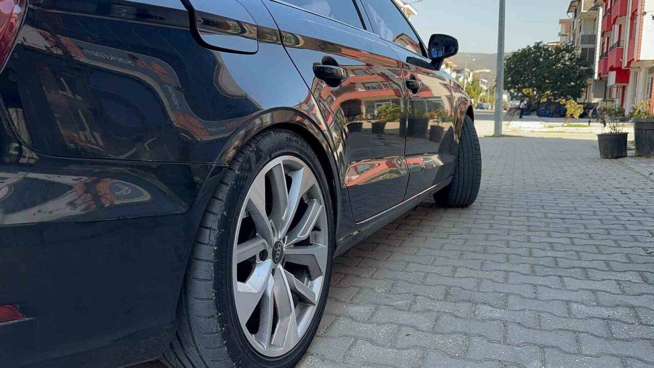 BURSA'NIN İZNİK İLÇESİNDE BİR VATANDAŞ, YENİ ALDIĞI MİLYONLUK ARACINA HAVA