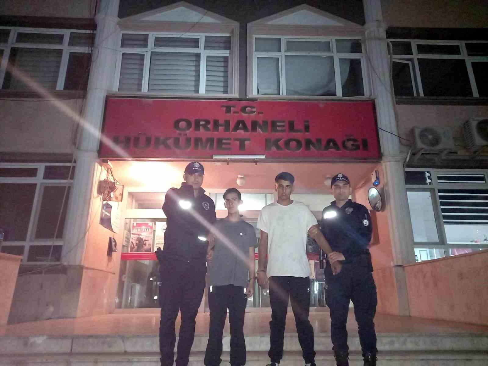 BURSA'NIN ORHANELİ İLÇESİNDE BİR İŞYERİNDEN HIRSIZLIK YAPAN 2 KİŞİ YAKALANDI.