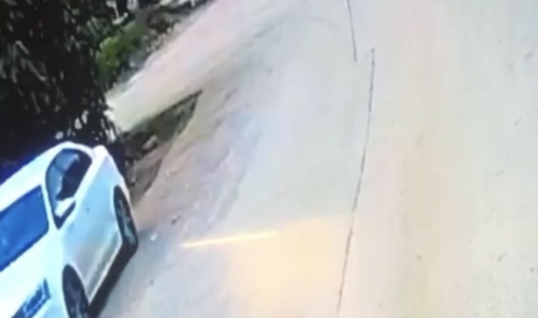 Hızla gelen motosiklet otomobile çarptı: 2 kişinin yaralandığı kaza kamerada HIZLA GELEN MOTOSİKLET OTOMOBİLE ÇARPTI : 2 KİŞİNİN YARALANDIĞI KAZA