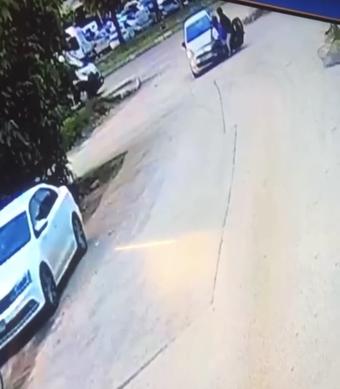 HIZLA GELEN MOTOSİKLET OTOMOBİLE ÇARPTI : 2 KİŞİNİN YARALANDIĞI KAZA