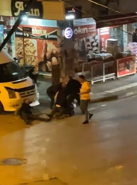 İki grup arasında çıkan kavgada 1 kişi silahla yaralandı BURSA'NIN ORHANGAZİ İLÇESİNDE İKİ GRUP ARASINDA ÇIKAN TARTIŞMA KISA SÜREDE