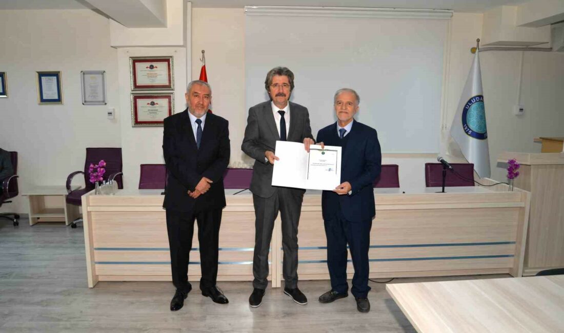 İlahiyat Fakültesinde bayrak değişimi BURSA ULUDAĞ ÜNİVERSİTESİ (BUÜ) İLAHİYAT FAKÜLTESİ YÖNETİMİNDE GÖREV DEĞİŞİMİ YAŞANDI.