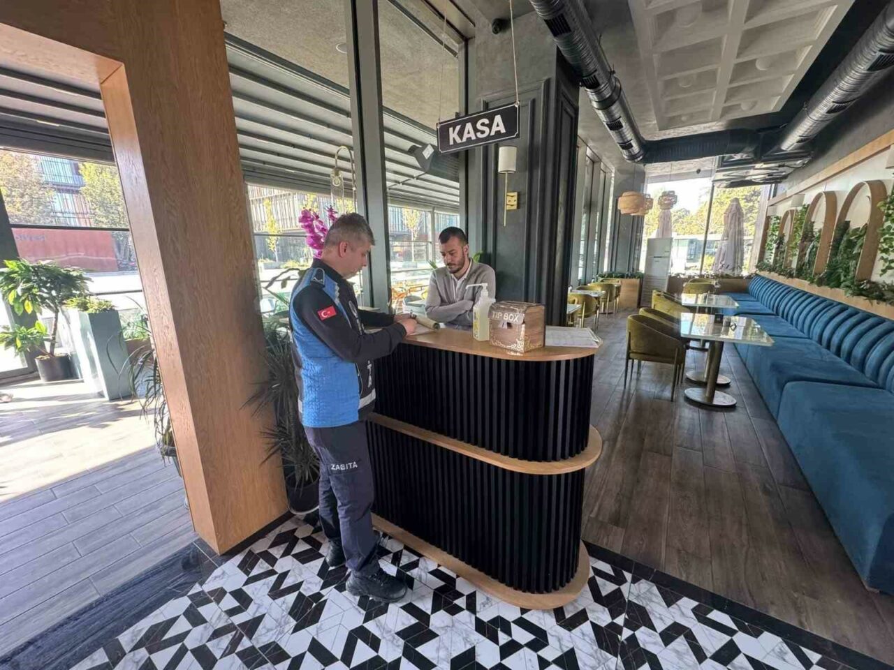 BURSA'NIN İNEGÖL İLÇESİNDE BELEDİYE ZABITA MÜDÜRLÜĞÜ EKİPLERİ KAFETERYA İŞLETMELERİNE YÖNELİK