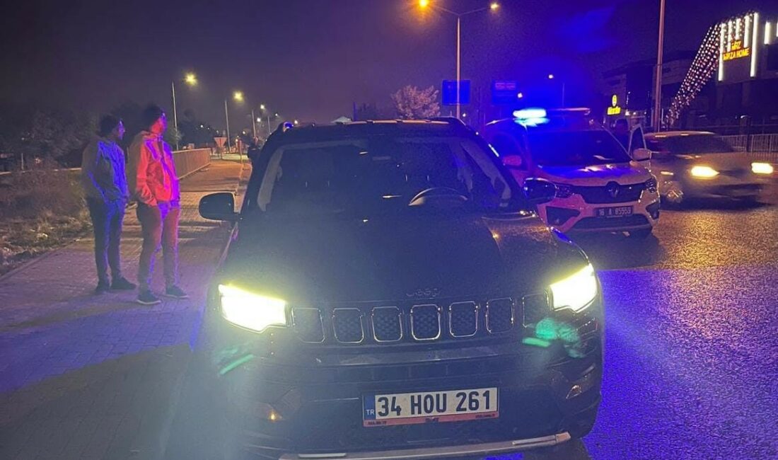 İstanbul’dan çaldığı araçla Bursa’da yakalandı İNEGÖL EMNİYET MÜDÜRLÜĞÜ EKİPLERİ İSTANBUL'DAN ARAÇ ÇALAN ŞÜPHELİYİ İLÇE GİRİŞİNDE