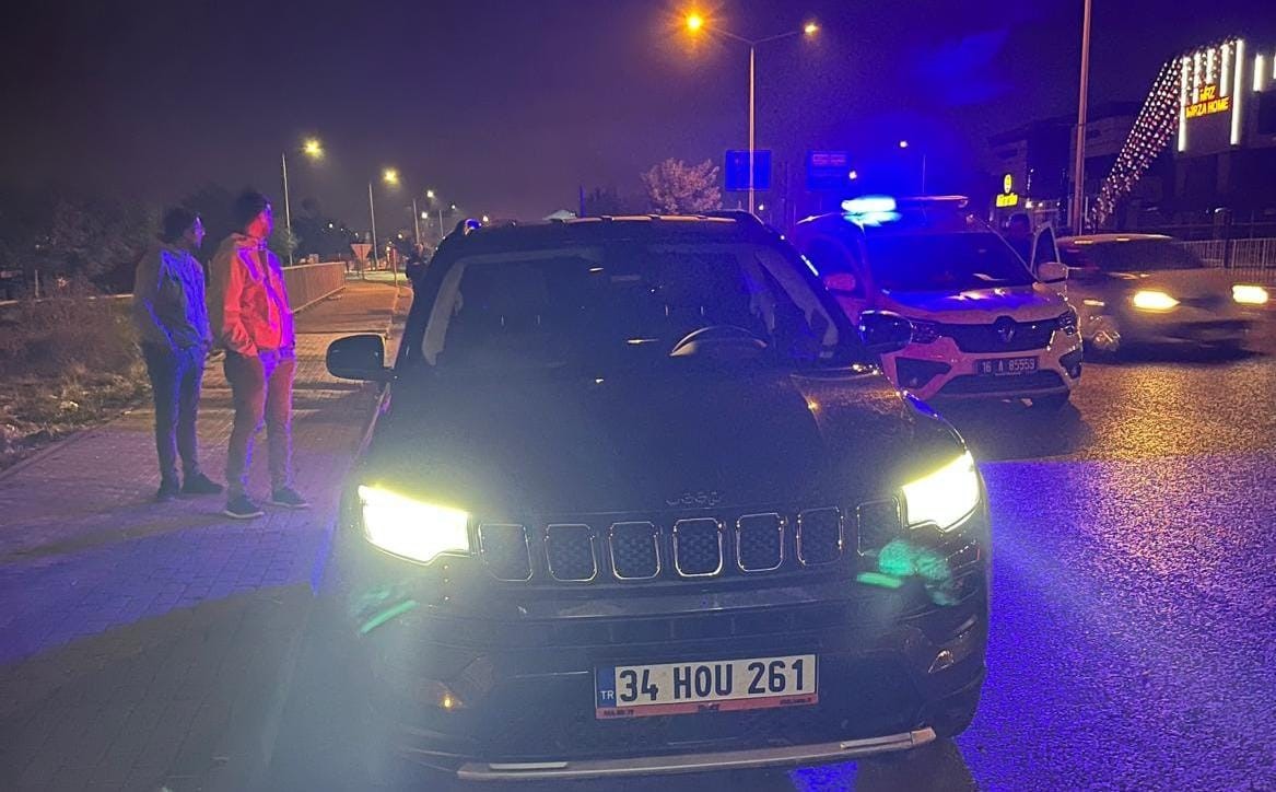 İNEGÖL EMNİYET MÜDÜRLÜĞÜ EKİPLERİ İSTANBUL'DAN ARAÇ ÇALAN ŞÜPHELİYİ İLÇE GİRİŞİNDE