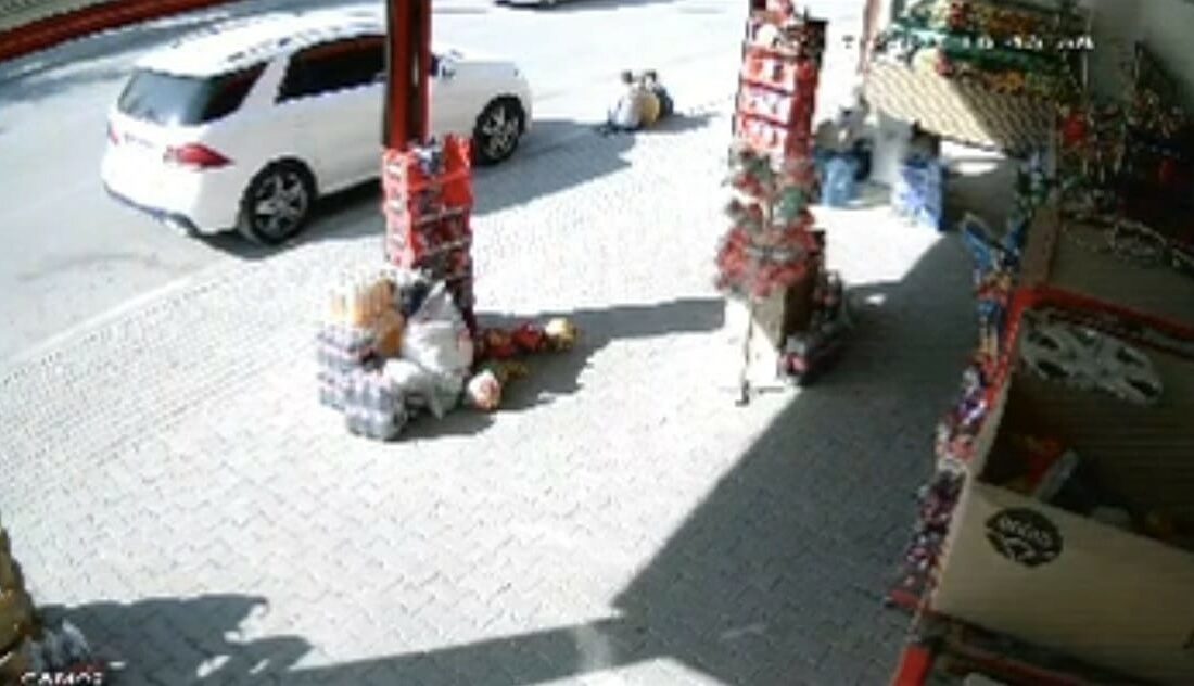 Kaldırımda oturan çocuğun ayağını ezdi BURSA’NIN İNEGÖL İLÇESİNDE CİP, MARKETİN ÖNÜNDE OTURAN ÇOCUĞUN AYAĞINI EZDİ.