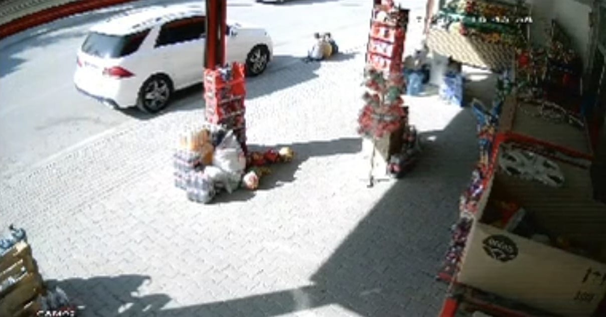 BURSA’NIN İNEGÖL İLÇESİNDE CİP, MARKETİN ÖNÜNDE OTURAN ÇOCUĞUN AYAĞINI EZDİ.