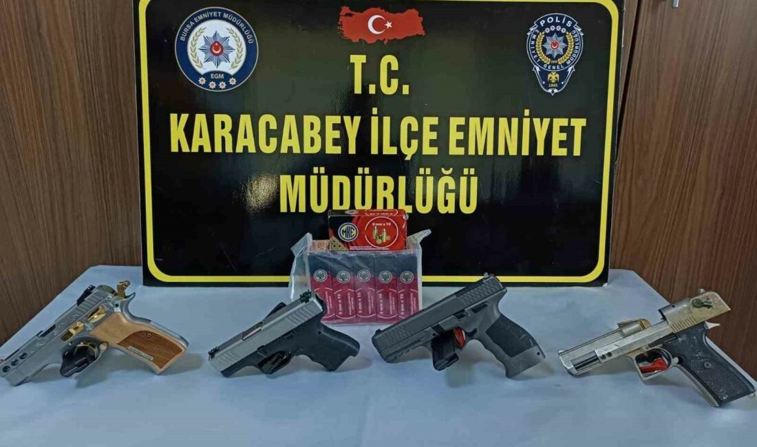Karacabey’de bir evde 4 adet tabanca ele geçirildi BURSA’NIN KARACABEY İLÇESİNDE POLİS EKİPLERİNCE BİR EVE OPERASYON DÜZENLENDİ. EVDE