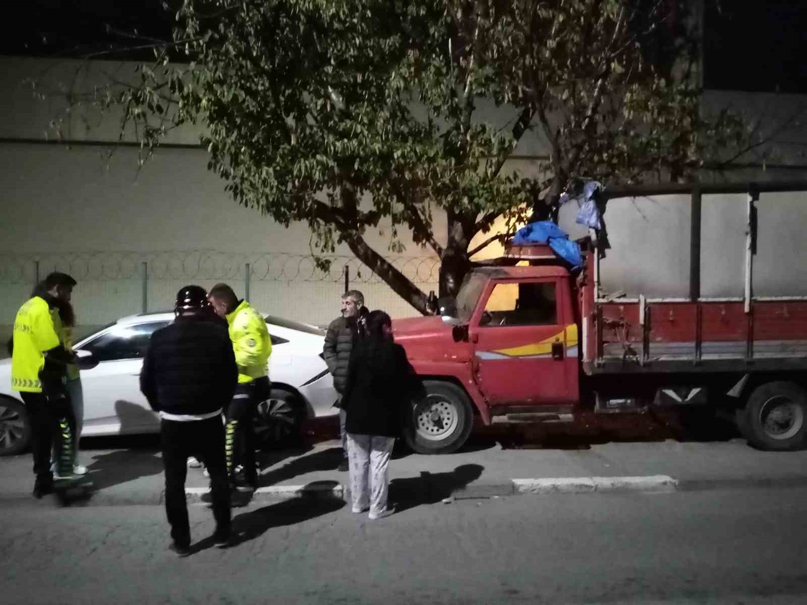Kaza yapan sürücü başka bir aracın çarpması sonucu ağır yaralandı BURSA'NIN İNEGÖL İLÇESİNDE MEYDANA GELEN KAZADA PARK HALİNDEKİ ARACA ÇARPAN