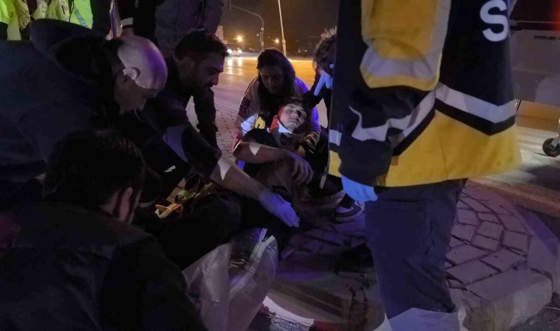 Kazada yaralanan oğlunu gören anne gözyaşı döktü BURSA'NIN İNEGÖL İLÇESİNDE KIRMIZI IŞIKTA GEÇEN MOTOSİKLET OTOMOBİL İLE ÇARPIŞTI.