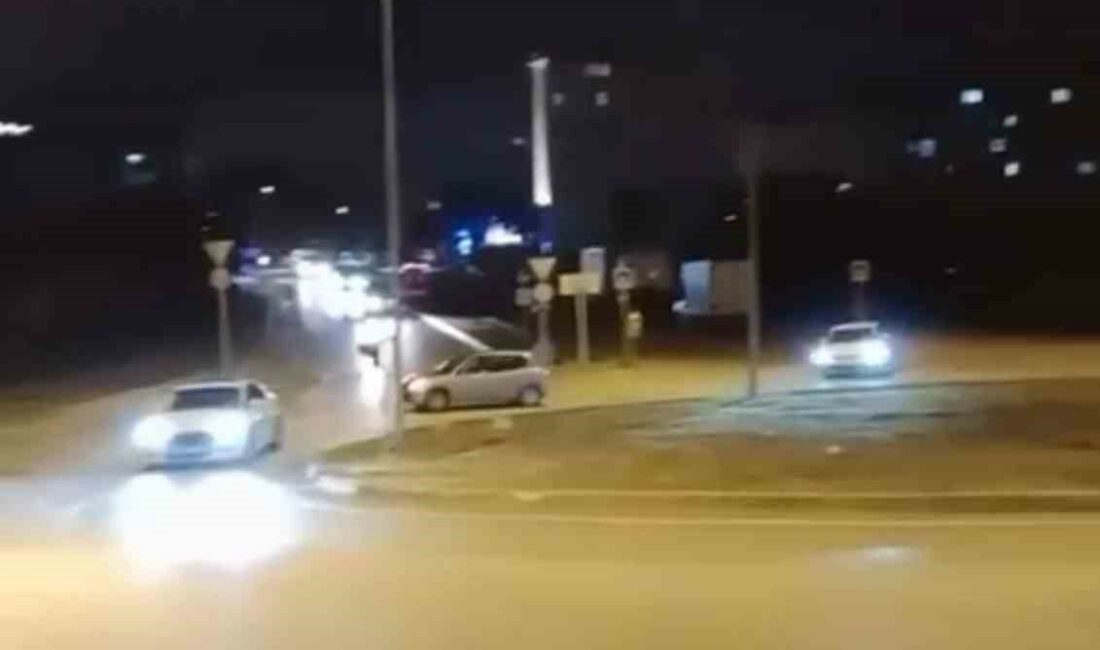 Kimseye aldırış etmedi, kavşakta dakikalarca drift attı BURSA'DA SOKAK ÜZERİNDE DRİFT ATAN OTOMOBİL VATANDAŞI ÇİLEDEN ÇIKARDI.