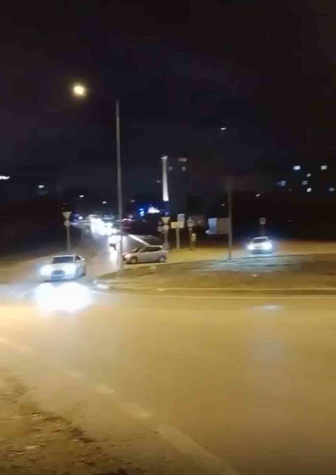 BURSA'DA SOKAK ÜZERİNDE DRİFT ATAN OTOMOBİL VATANDAŞI ÇİLEDEN ÇIKARDI.