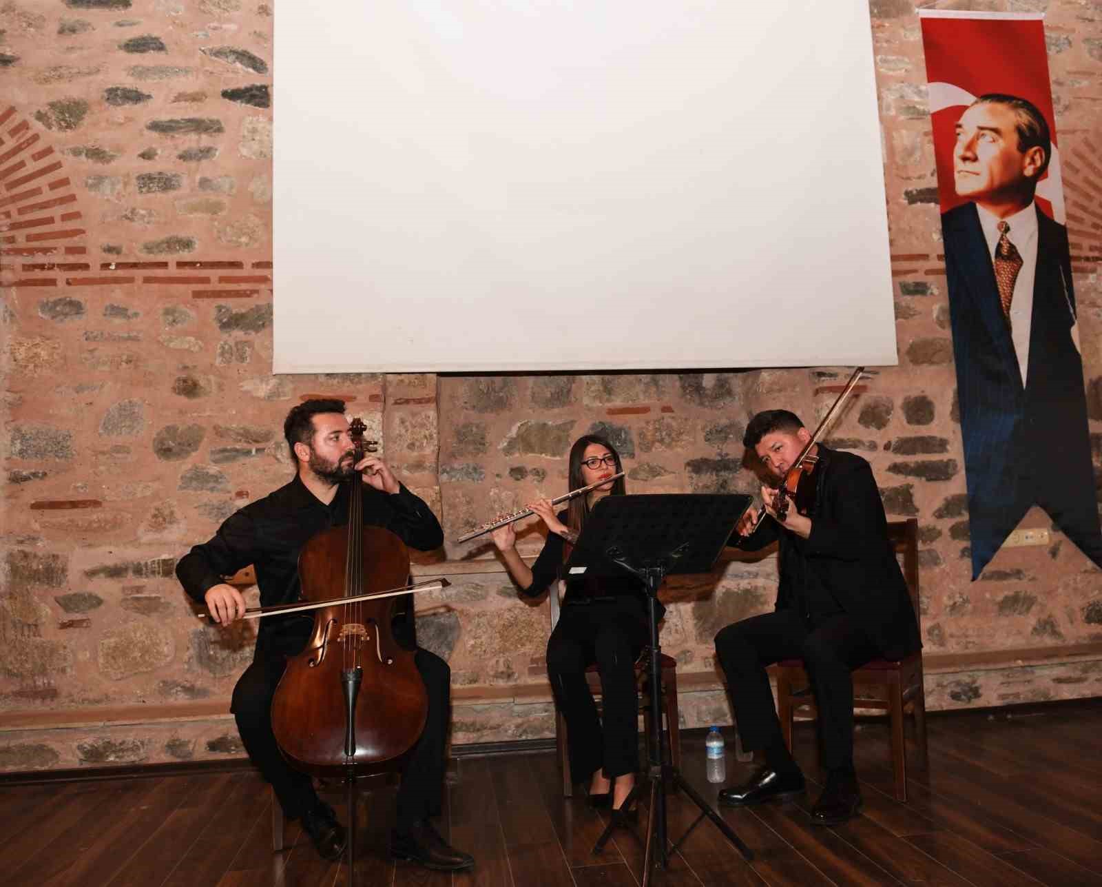 Klasik esintiler Osmangazi’de yankılandı OSMANGAZİ BELEDİYESİ’NİN KÜLTÜREL ETKİNLİKLER KAPSAMINDA DÜZENLEDİĞİ ODA ORKESTRASI KLASİK ESİNTİLER