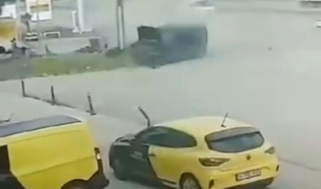 Kontrolden çıkan araç önce araca, sonra yakıt istasyonuna daldı KONTROLDEN ÇIKAN ARAÇ ÖNCE ARACA, SONRA YAKIT İSTASYONUNA DALDI