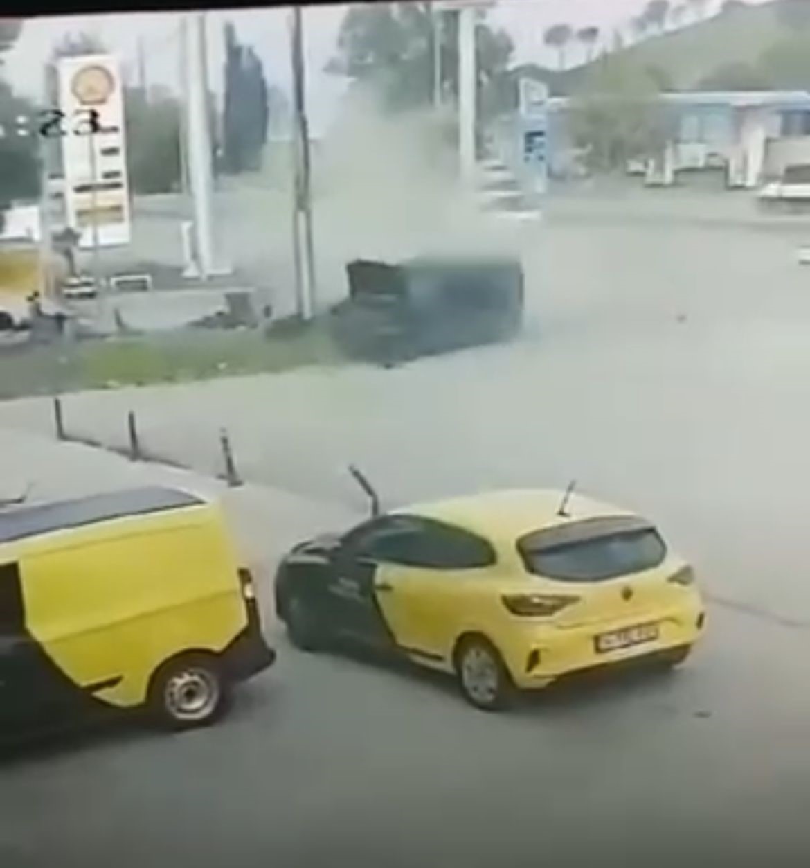 KONTROLDEN ÇIKAN ARAÇ ÖNCE ARACA, SONRA YAKIT İSTASYONUNA DALDI