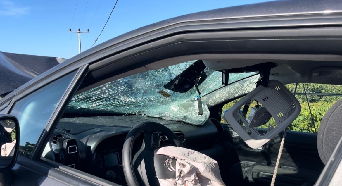 BURSA’DA KONTROLDEN ÇIKAN OTOMOBİLİN DİREĞE ÇARPTIĞI KAZADA, ARAÇTAKİ 4 KİŞİ