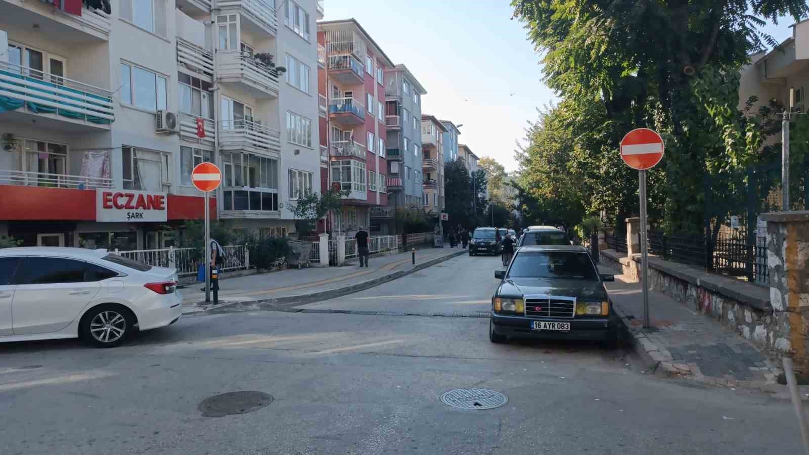 OSMANGAZİ BELEDİYESİ, KÜKÜRTLÜ CADDESİ’NDEKİ YIPRANAN TRAFİK LEVHALARI VE UYARI İŞARETLERİNİ