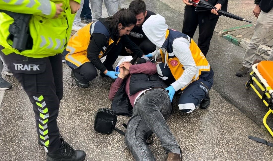 Kuryeye çarpmamak için manevra yaptı, önce 4 araca, sonra kuryeye çarptı BURSA’DA KURYEYE ÇARPMAMAK İÇİN MANEVRA YAPAN KAMYONET SÜRÜCÜSÜ, 4 ARACA