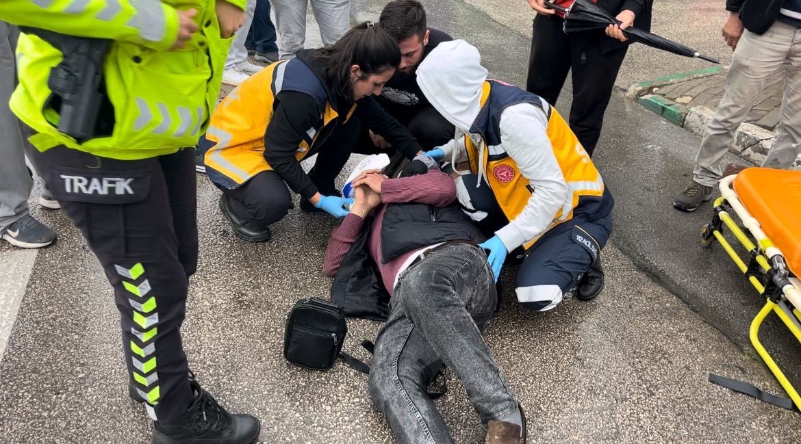 BURSA’DA KURYEYE ÇARPMAMAK İÇİN MANEVRA YAPAN KAMYONET SÜRÜCÜSÜ, 4 ARACA