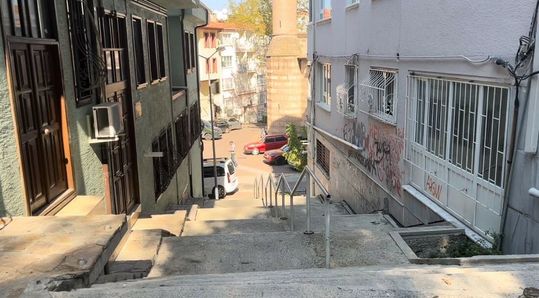 Merdivenlerden aşağı bisikletle inerken otomobil böyle çarptı MERDİVENLERDEN AŞAĞI BİSİKLETLE İNERKEN ARABA BÖYLE ÇARPTI