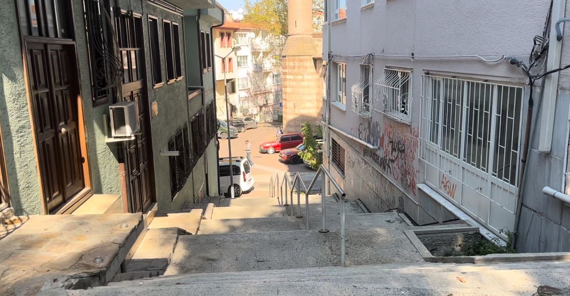 MERDİVENLERDEN AŞAĞI BİSİKLETLE İNERKEN ARABA BÖYLE ÇARPTI