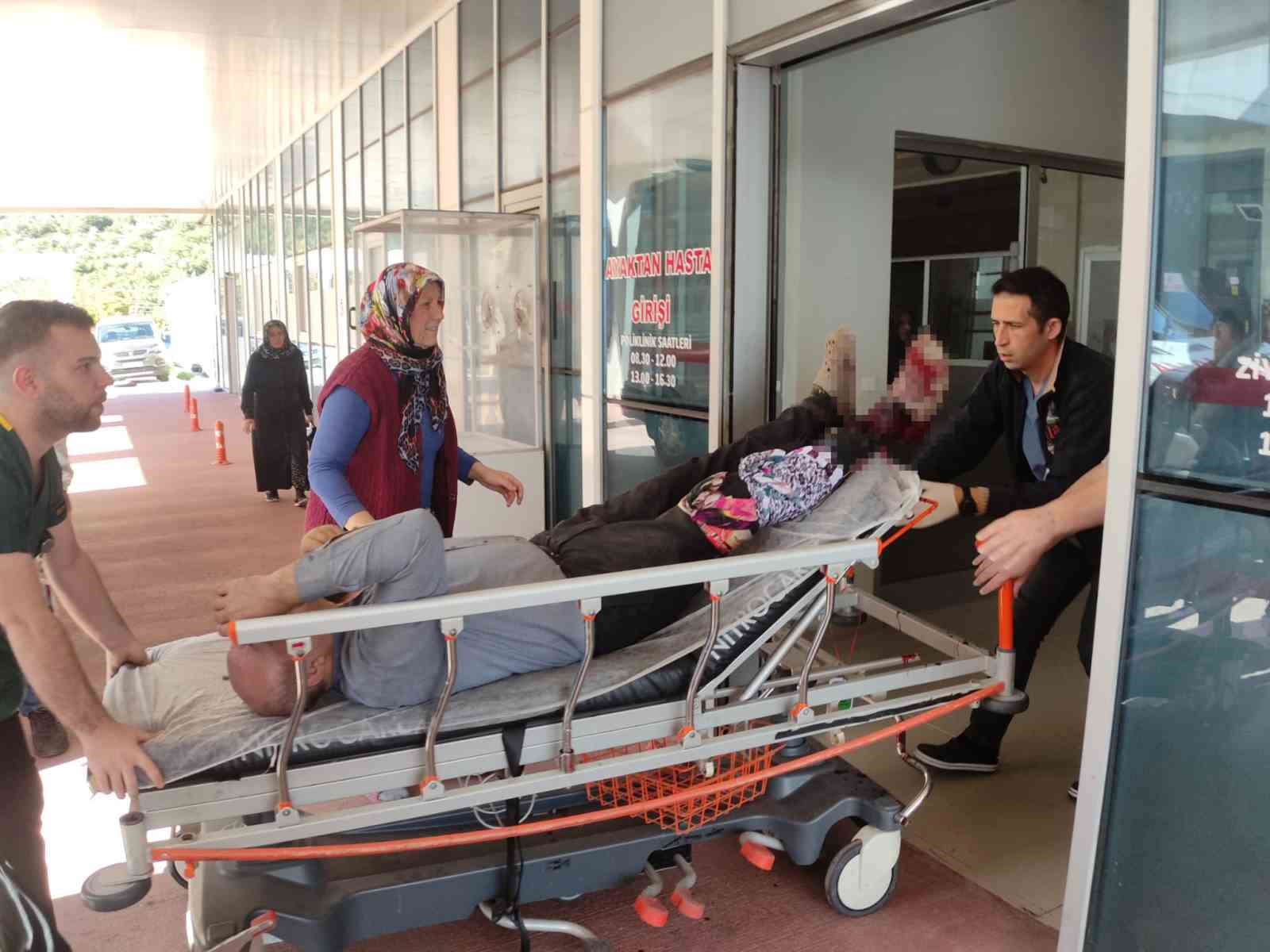 BURSA’NIN ORHANGAZİ İLÇESİNDE EVİNİN BAHÇESİNDE MOTORLU TESTERE İLE ODUN KESMEYE