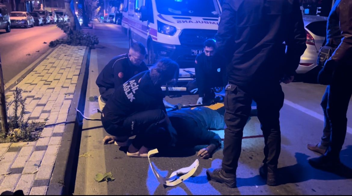 BURSA'DA SEYİR HALİNDEKİ MOTOSİKLETİN ÖNÜNE ATLAYAN ZİHİNSEL ENGELLİ ADAM KAZAYA